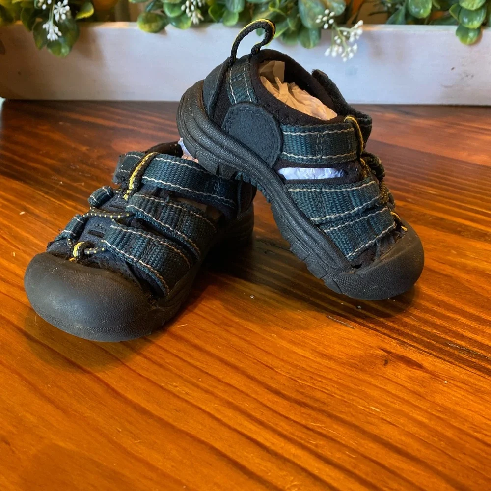 Keen Toddler Sandals (size 4) - Picture 2 of 7